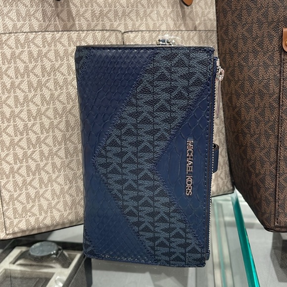 MICHAEL KORS JST LG DOUBLE ZIP WRISTLET WALLET PHONE HOLDER 
Navy Multi 
NWT - Picture 11 of 16